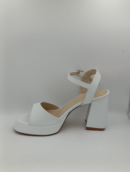 Beyaz 10 cm Platform Kalın Topuklu Düz Bant Kadın Ayakkabı